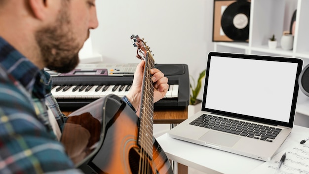 Foto gratuita hombre de primer plano tocando la guitarra