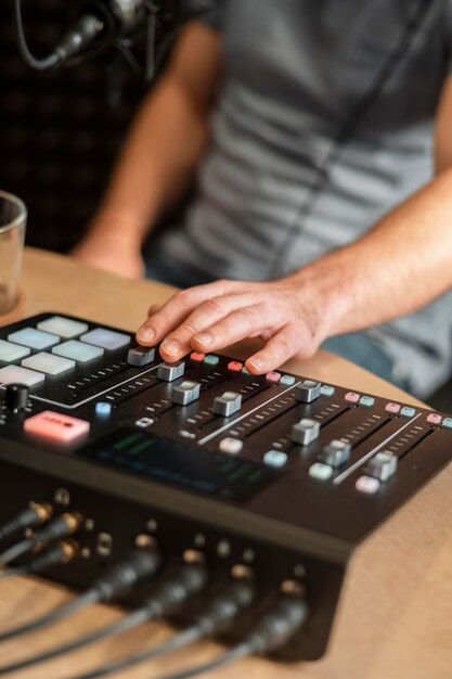 Hombre de primer plano trabajando con equipo de sonido