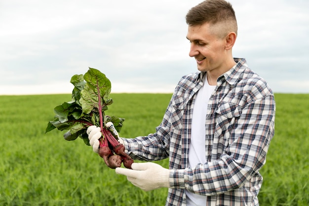 Hombre de primer plano con vegetales