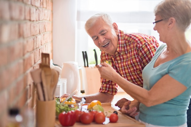 Foto gratuita hombre probando la cena cocinada por su esposa