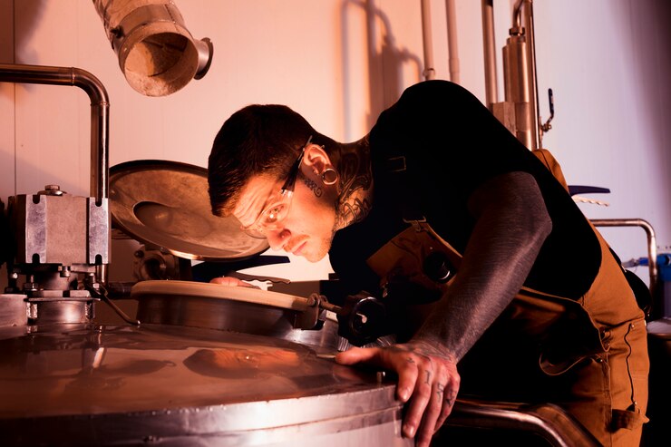 Foto gratuito hombre produciendo cerveza artesana