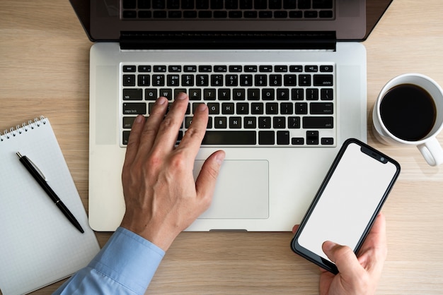 Foto gratuita hombre profesional escribiendo y sosteniendo teléfono