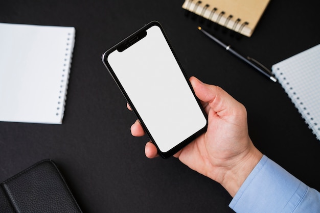 Hombre profesional con smartphone vacío