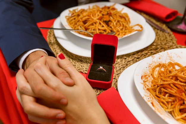 Hombre proponiendo novia con anillo de diamantes