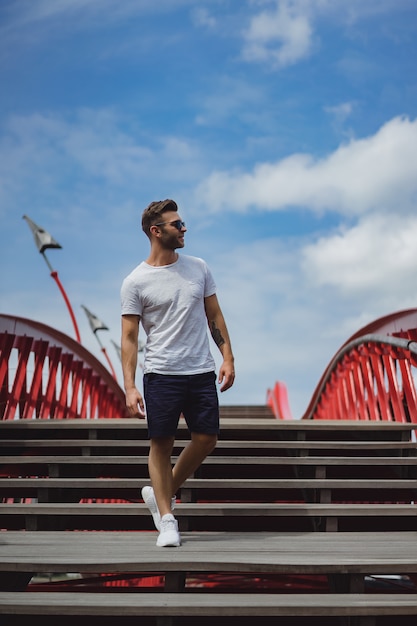 Foto gratuita hombre en el puente de amsterdam, python bridge