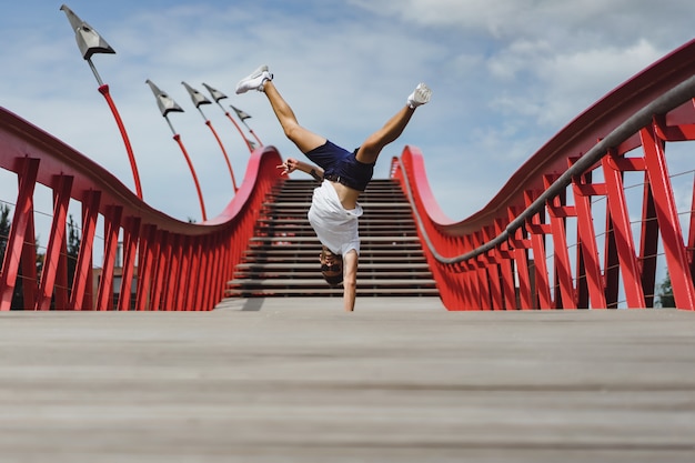 Foto gratuita hombre en el puente de amsterdam, python bridge