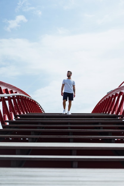 Foto gratuita hombre en el puente de amsterdam, python bridge