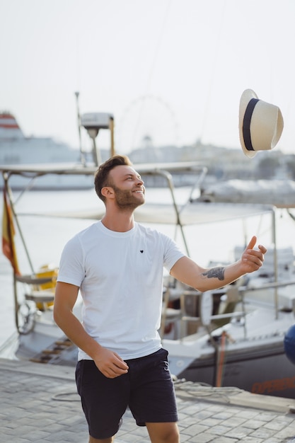 El hombre en el puerto