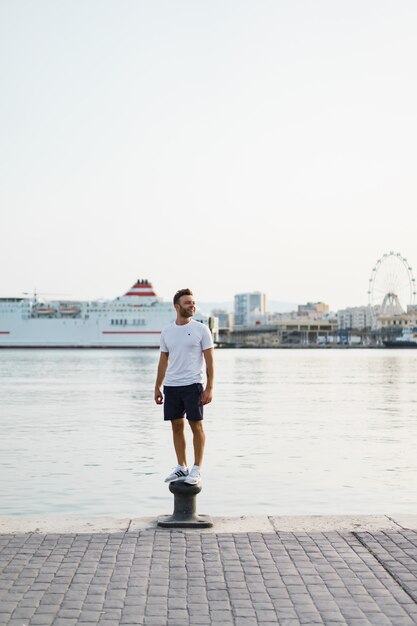 El hombre en el puerto