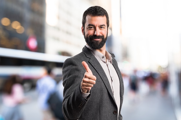 Foto gratuita hombre con el pulgar hacia arriba