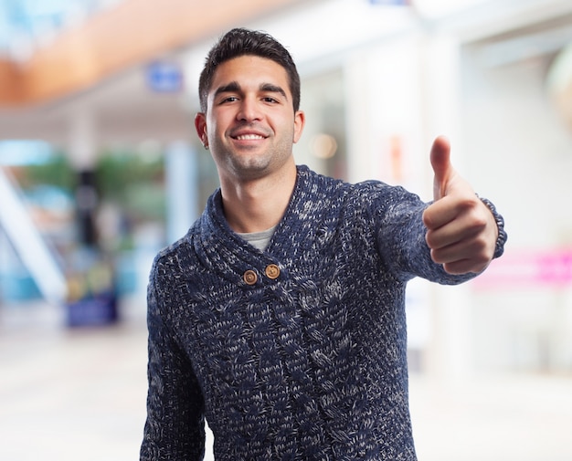 Hombre con un pulgar levantado