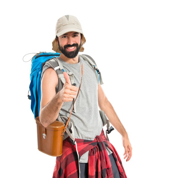 Hombre con el pulgar sobre fondo blanco