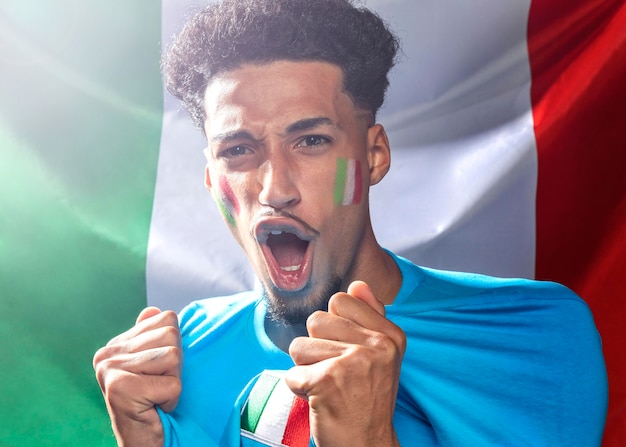 Hombre que anima con la bandera italiana