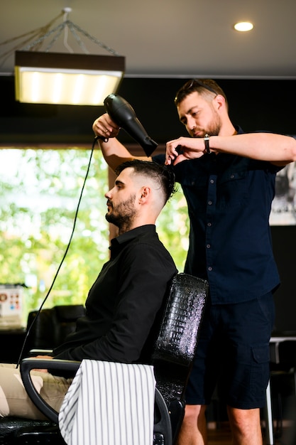 Hombre que consigue un corte de pelo fresco