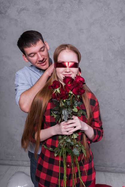 Foto gratuita hombre que cubre ojos de mujer con banda