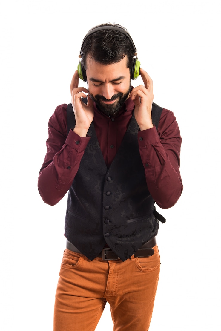 Foto gratuito hombre que desgasta el chaleco que escucha la música
