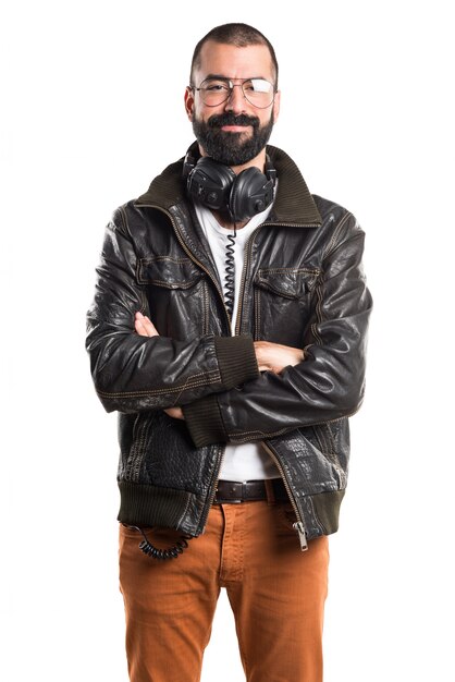 Hombre que desgasta una chaqueta de cuero que escucha la música