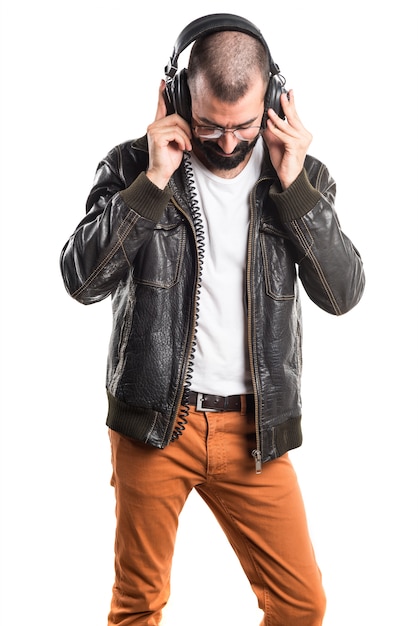 Hombre que desgasta una chaqueta de cuero que escucha la música