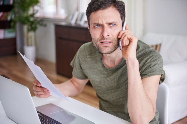 Hombre que dirige su propia pequeña empresa