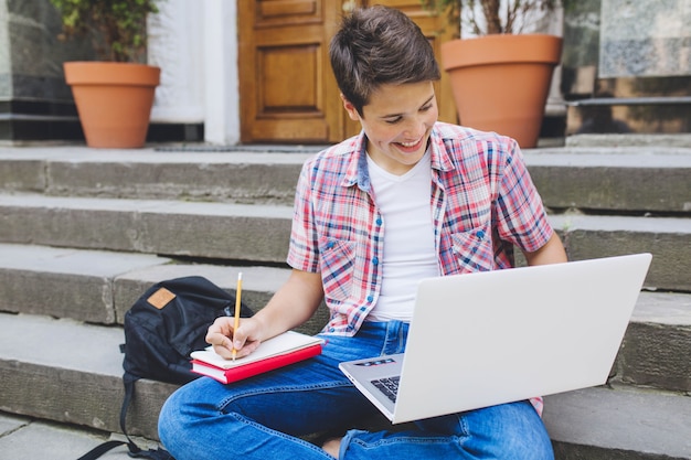 Foto gratuita hombre que estudia en las escaleras