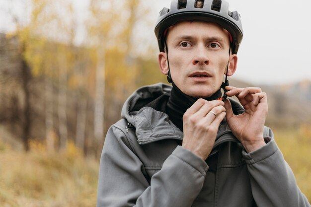 Hombre que llevaba un concepto de casco de bicicleta