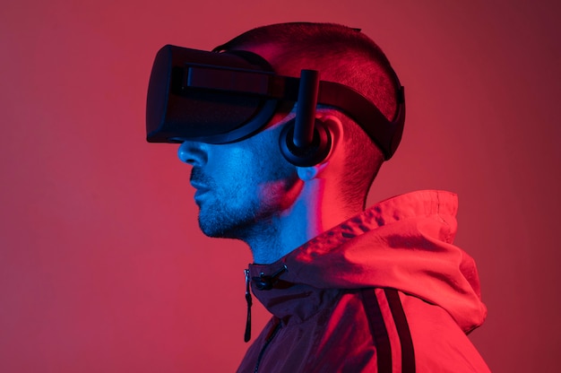 Hombre que llevaba gafas vr con luz roja