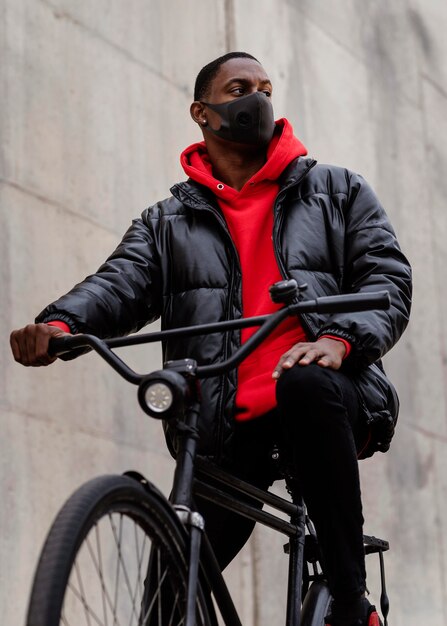 Hombre que llevaba una máscara y en bicicleta