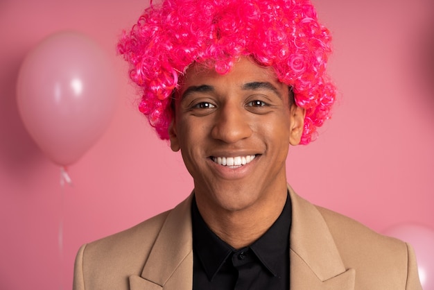 Foto gratuita hombre que llevaba una peluca divertida en una fiesta