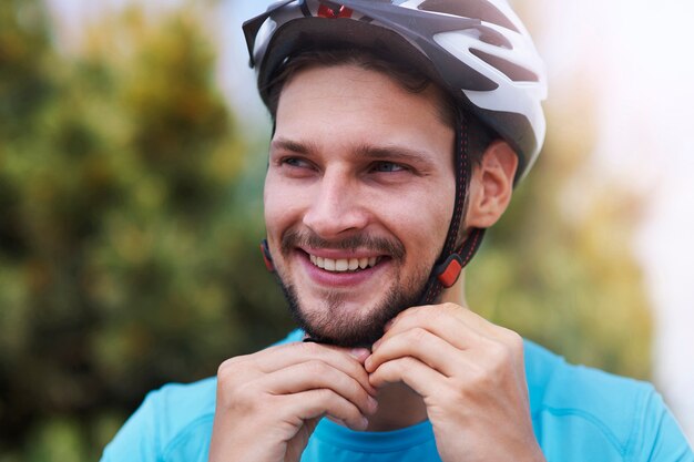 Hombre que llevaba su casco deportivo