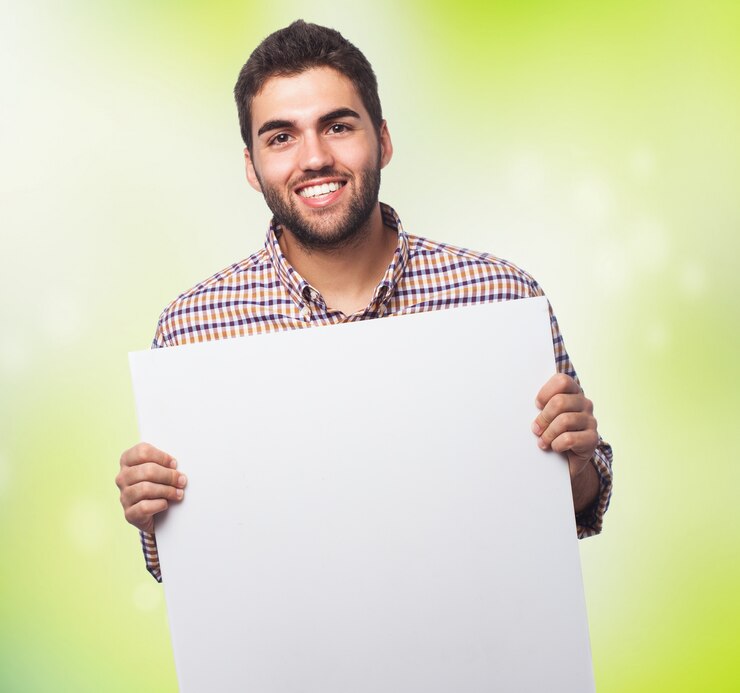 Foto gratuito el hombre que muestra la hoja vacía del papel