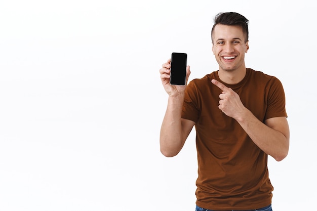 Foto gratuita hombre que muestra la pantalla del teléfono inteligente. presentación de la aplicación