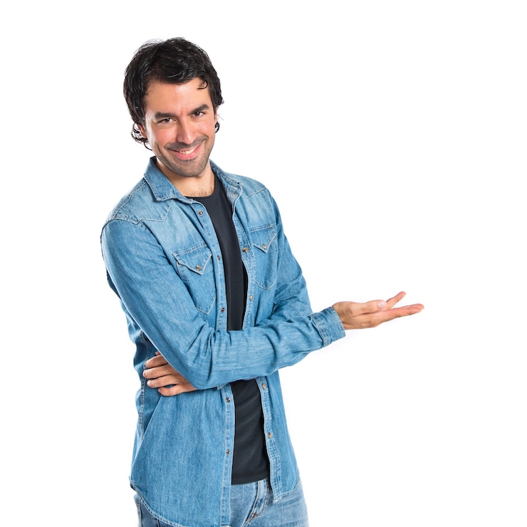 Foto gratuito hombre que presenta algo sobre fondo blanco aislado