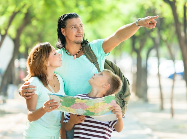 Foto gratuita hombre que señala la dirección para la familia