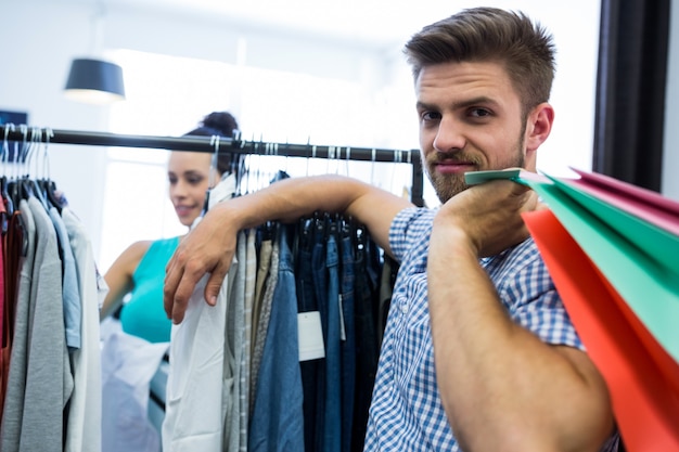 Hombre que sostiene las bolsas de la compra