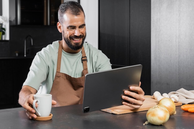 Foto gratuita hombre que sostiene la tableta de tiro medio