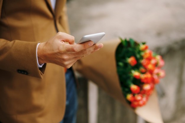 Hombre que sostiene un teléfono en la mano