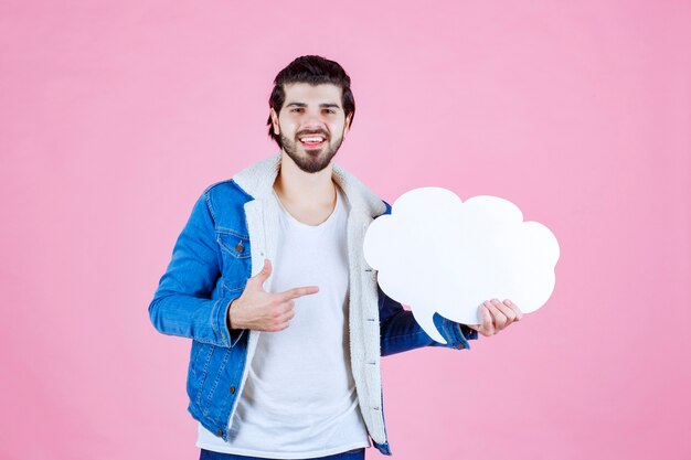 Hombre que sostiene un thinkboard en blanco con forma de nube y se divierte