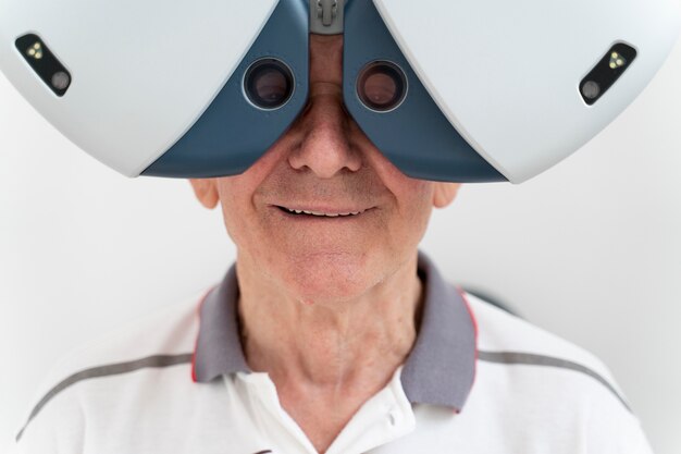 Hombre que tiene un control de oftalmología