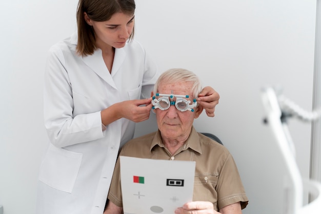 Hombre que tiene un control de la vista en una clínica de oftalmología
