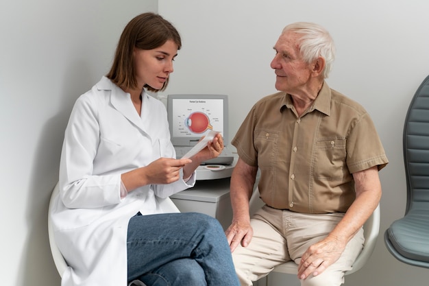 Hombre que tiene un control de la vista en una clínica de oftalmología