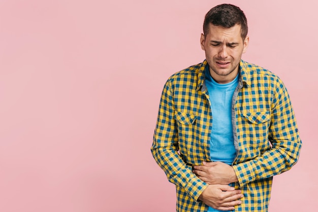 Foto gratuita hombre que tiene dolor de barriga con espacio de copia