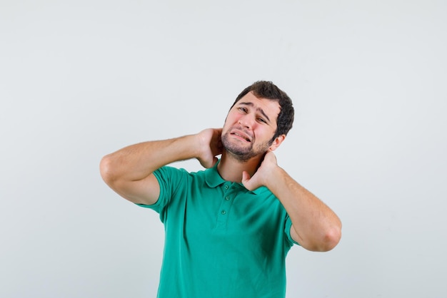 El hombre que tiene dolor de cuello en el fondo blanco