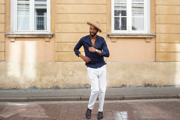 Hombre que tiene un espectáculo de baile latino en la ciudad