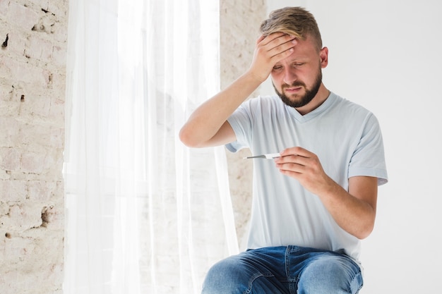 Foto gratuita hombre que tiene fiebre