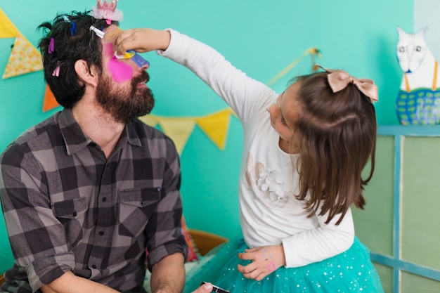 Hombre que tiene salón de belleza con hija