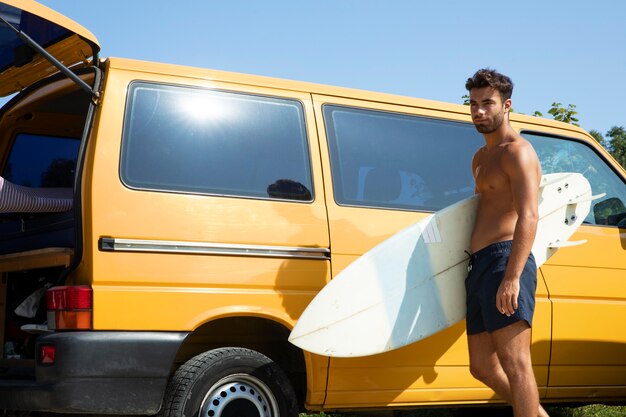 Hombre que tiene un viaje por carretera en san sebastián