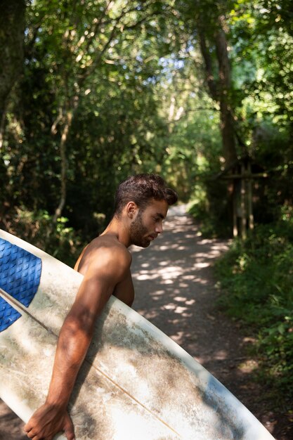 Hombre que tiene un viaje por carretera en san sebastián