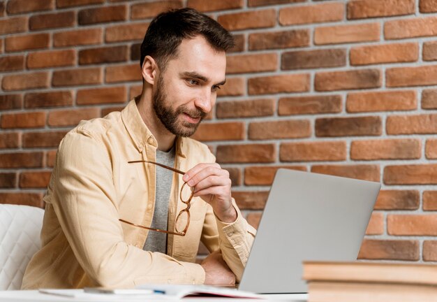 Hombre que tiene videollamada en la computadora portátil