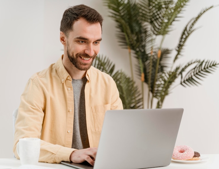 Foto gratuito hombre que tiene videollamada en la computadora portátil