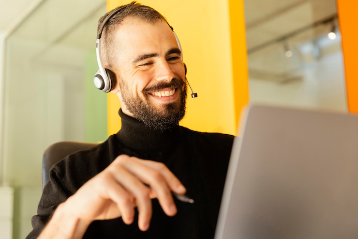 Foto gratuito hombre que tiene una videollamada para trabajar